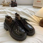 Damen Plateau-Sneaker mit eleganter Lackleder-Optik und kuscheligem Strickkragen