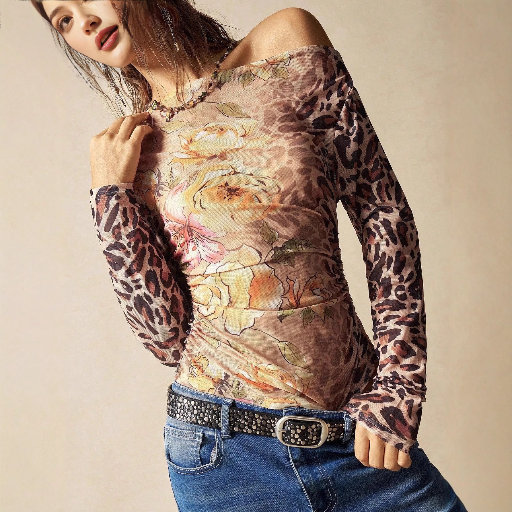 Damen nan figurbetontes Tüll-Longsleeve mit Animal- und Blumenprint, Carmen-Ausschnitt und seitlicher Raffung R&B