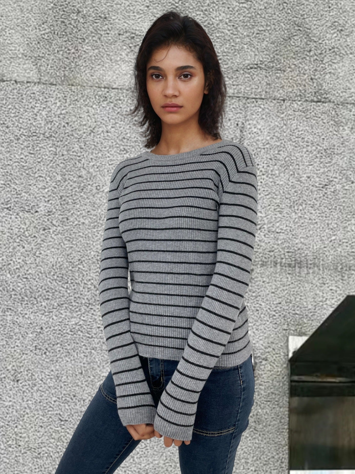 Damen Langarmshirt mit feinen Streifen und weitem Schnitt
