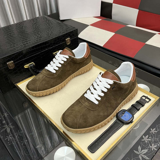 Damen Sportliche Sneakers aus weichem Wildleder mit eleganten Lederakzenten R&B