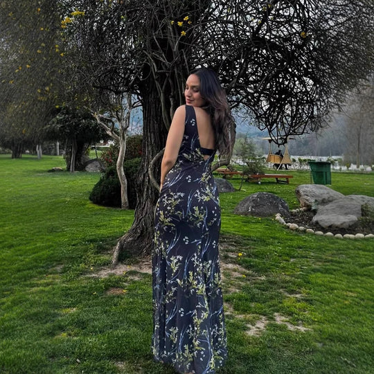 Damen Maxikleid mit floralen Akzenten und elegantem V-Ausschnitt R&B