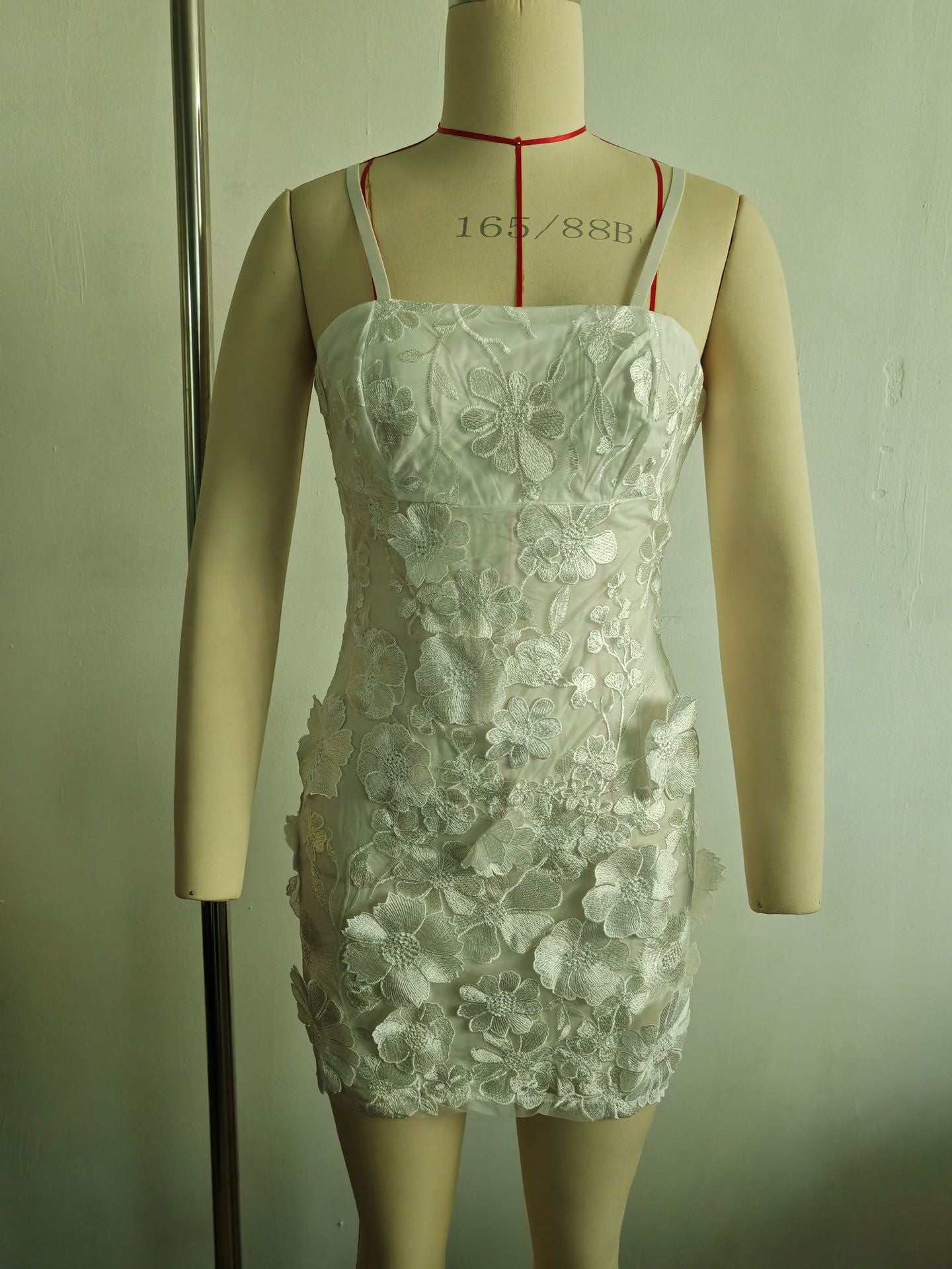 Damen Elegantes Cocktailkleid mit zarter Blumenstickerei R&B
