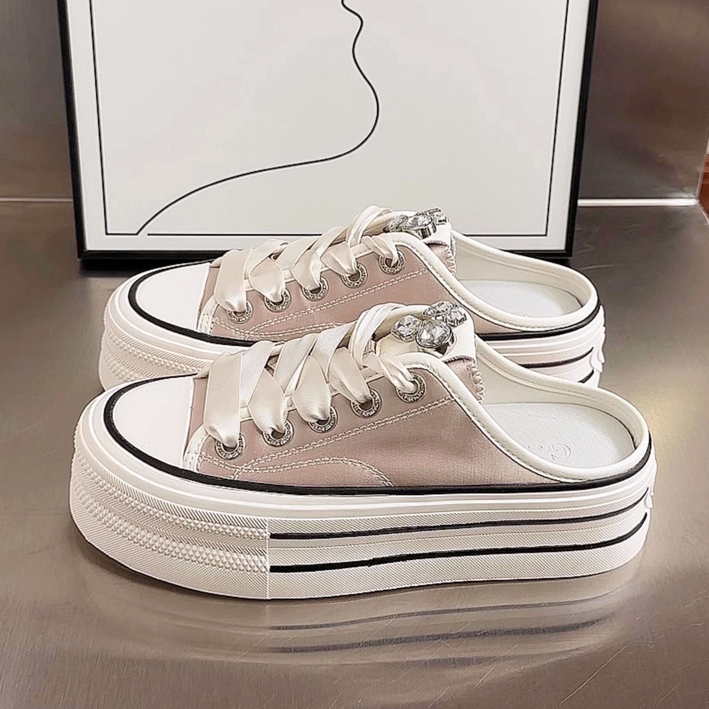 Damen Plateau Sneaker mit glänzenden Akzenten und modischem Schnürdesign R&B