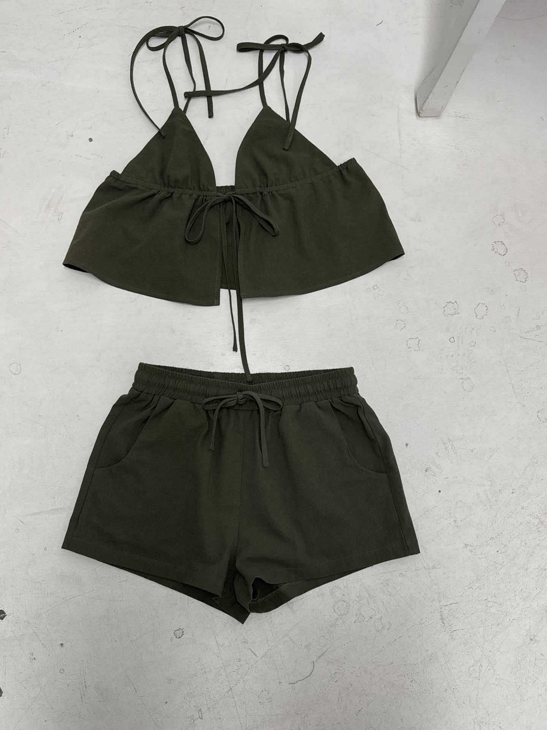 Damen elegantes Halter-Top mit herausragender Raffung und kurzen Shorts R&B