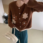 Damen Strickjacke mit floralen Applikationen und eleganten Knopfdetails