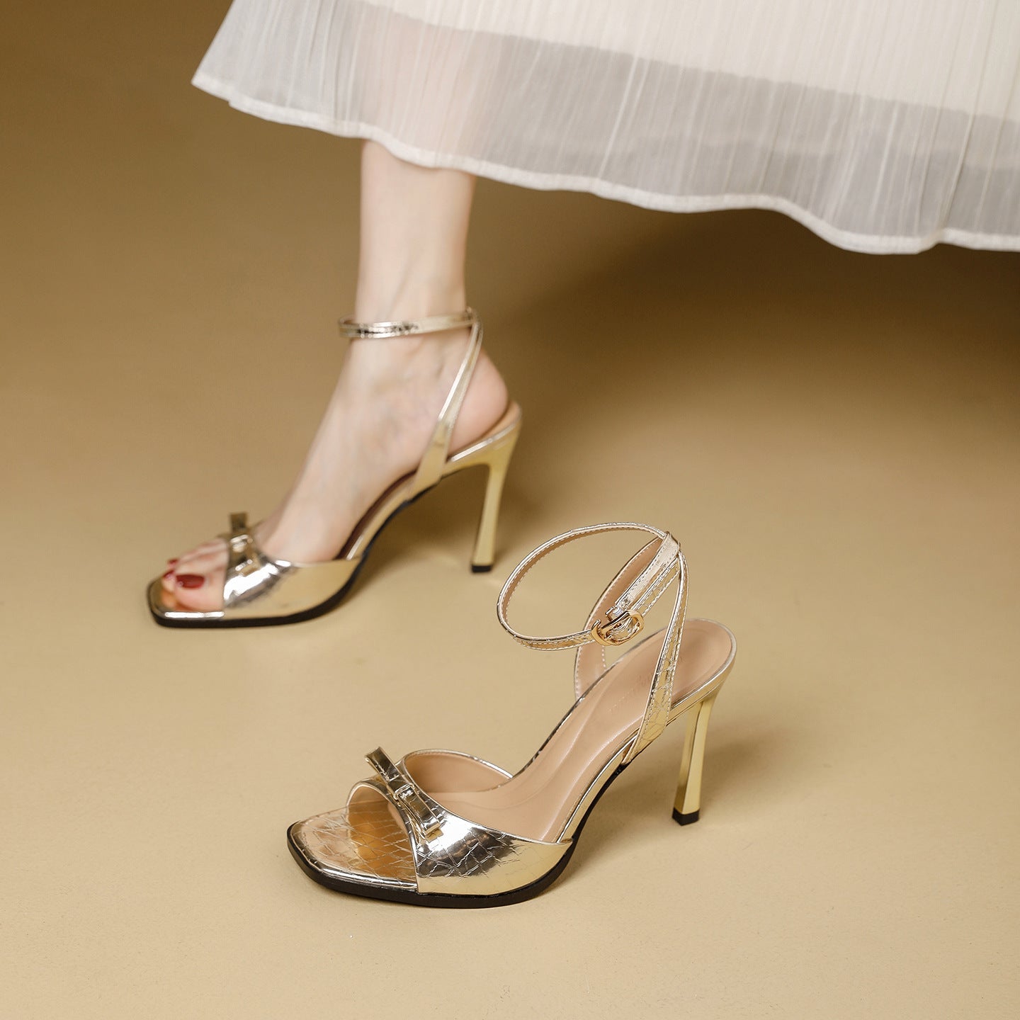Damen Sandalen mit elegantem Blockabsatz und filigranem Riemendesign