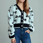 Damen Strickjacke mit verspieltem Schmetterlingsmotiv und dekorativen Knöpfen R&B