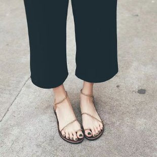 Damen flache Fußsohlen-Sandalen mit zarten Ketten-Details R&B