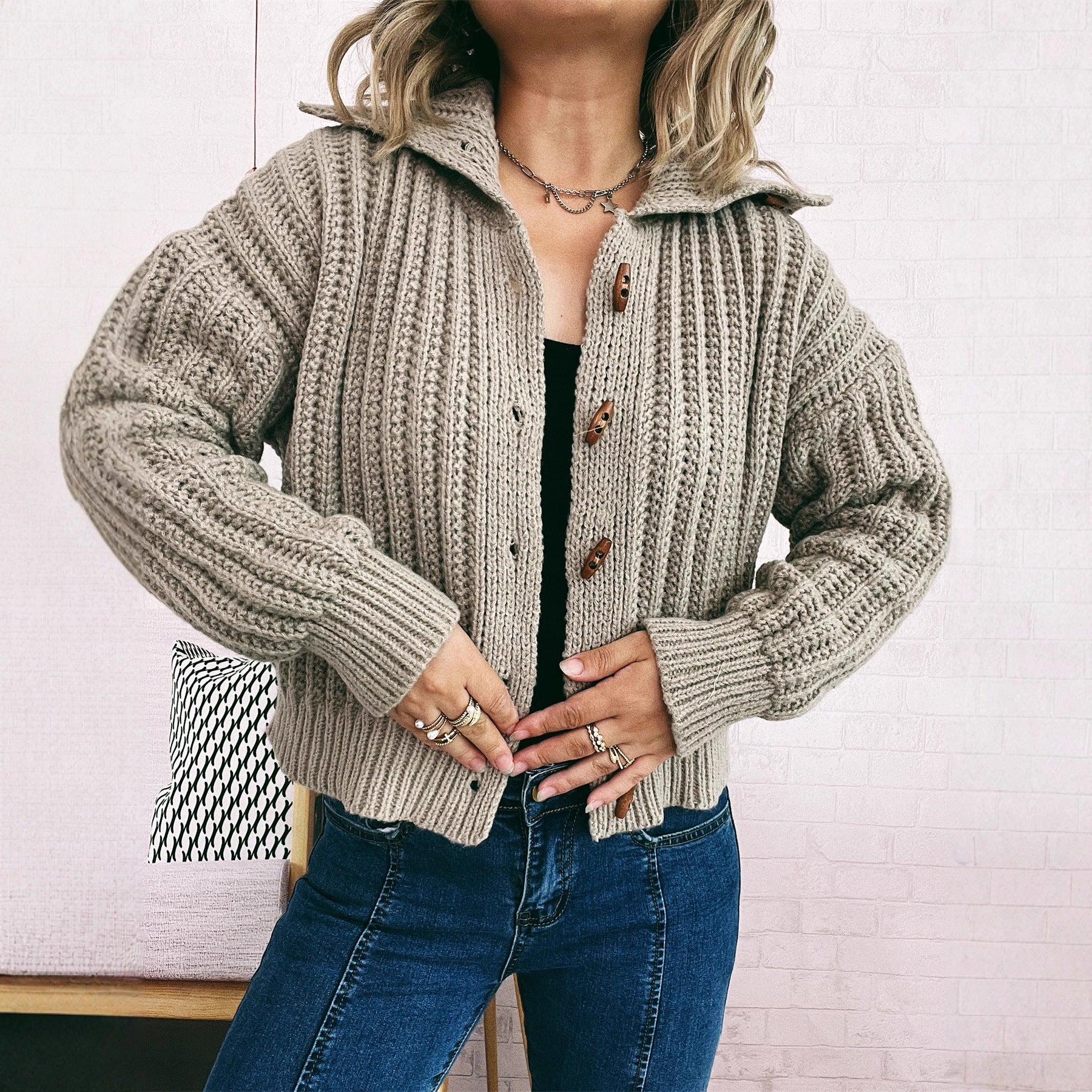 Damen Strickjacke mit dekorativen Knöpfen und strukturiertem Rippenmuster R&B