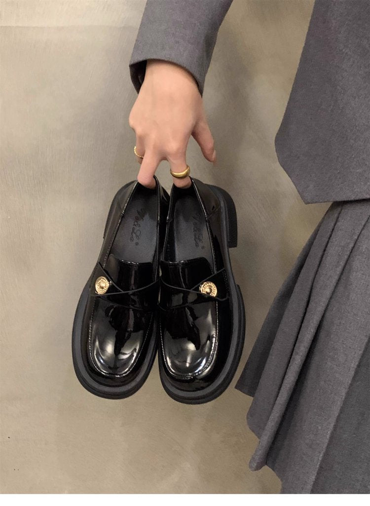 Damen elegante Lackleder-Mokassins mit goldener Schnallenverzierung R&B