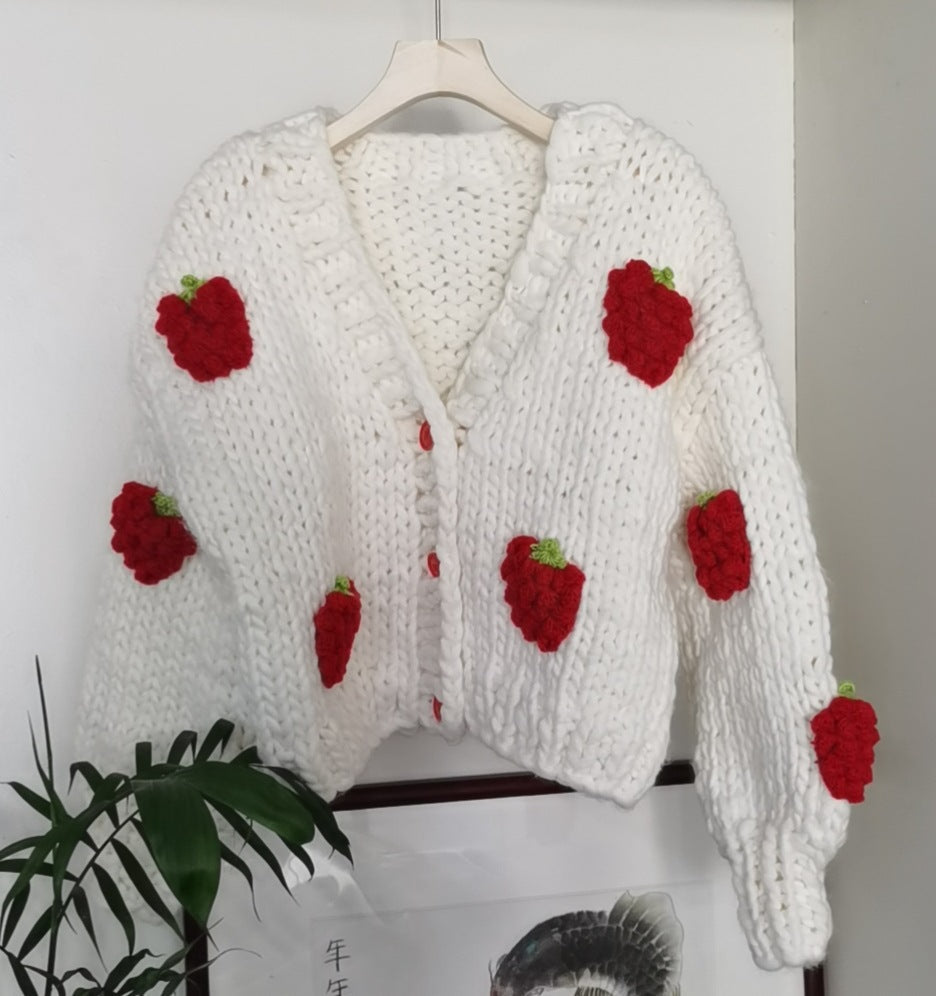Damen Kuscheliger Strickjacke mit fröhlichem Erdbeermuster und Knopfdetails R&B