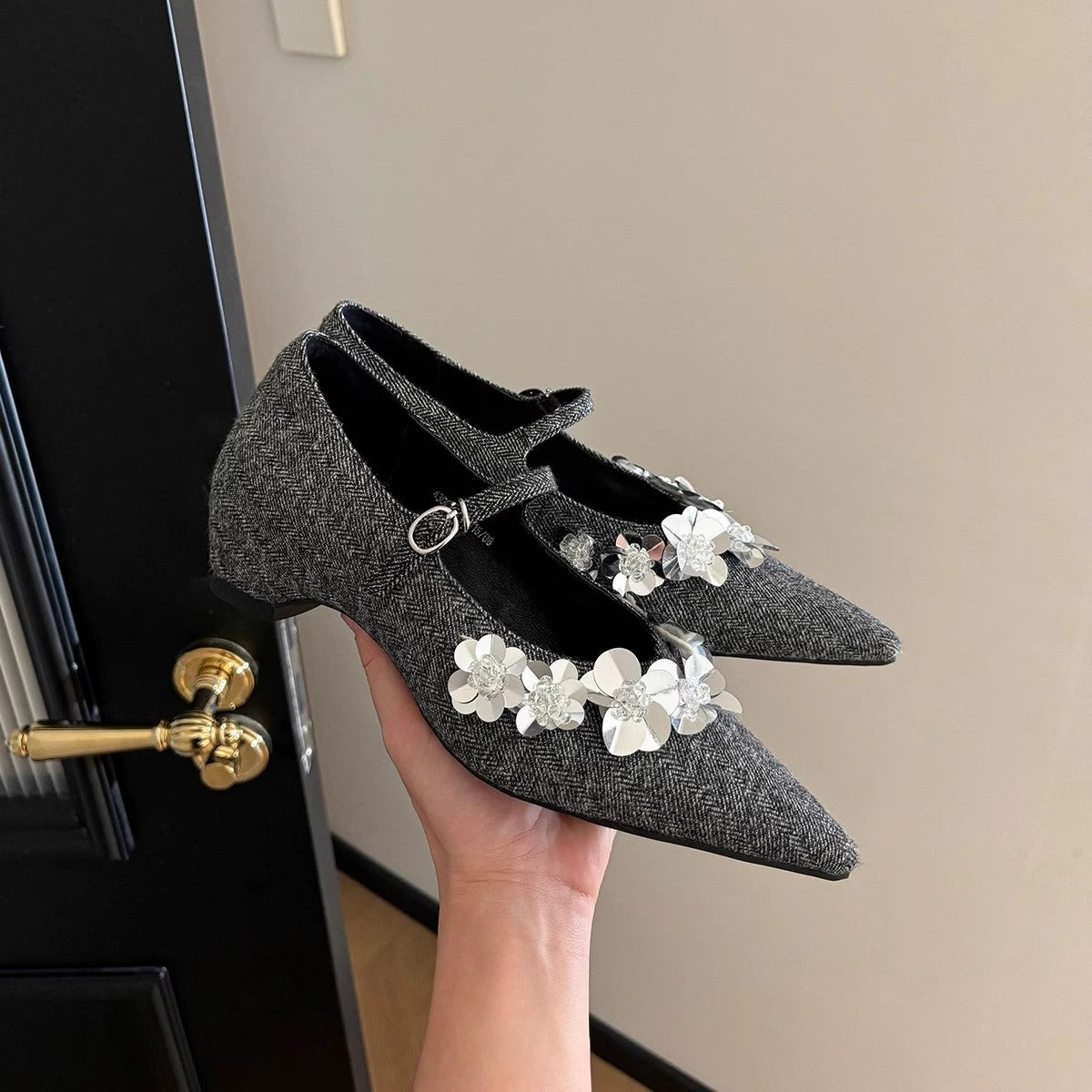 Damen Ballerina-Schuhe mit floralem Dekor und eleganter Riemenverzierung