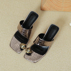 Damen Elegante Slides mit modischem Schlangenleder-Design und dekorativem Schmuck