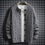 Herren Strickjacke mit modernem Zopfmuster und durchgehendem Knopfverschluss R&B