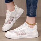 Damen nan eleganter Plateau-Sneaker mit Spitzen-Overlay, lackierten Overlays und gepolstertem Komfortfußbett R&B