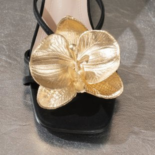 Damen elegante Riemensandaletten mit floralen Applikationen und glänzenden Goldakzenten R&B