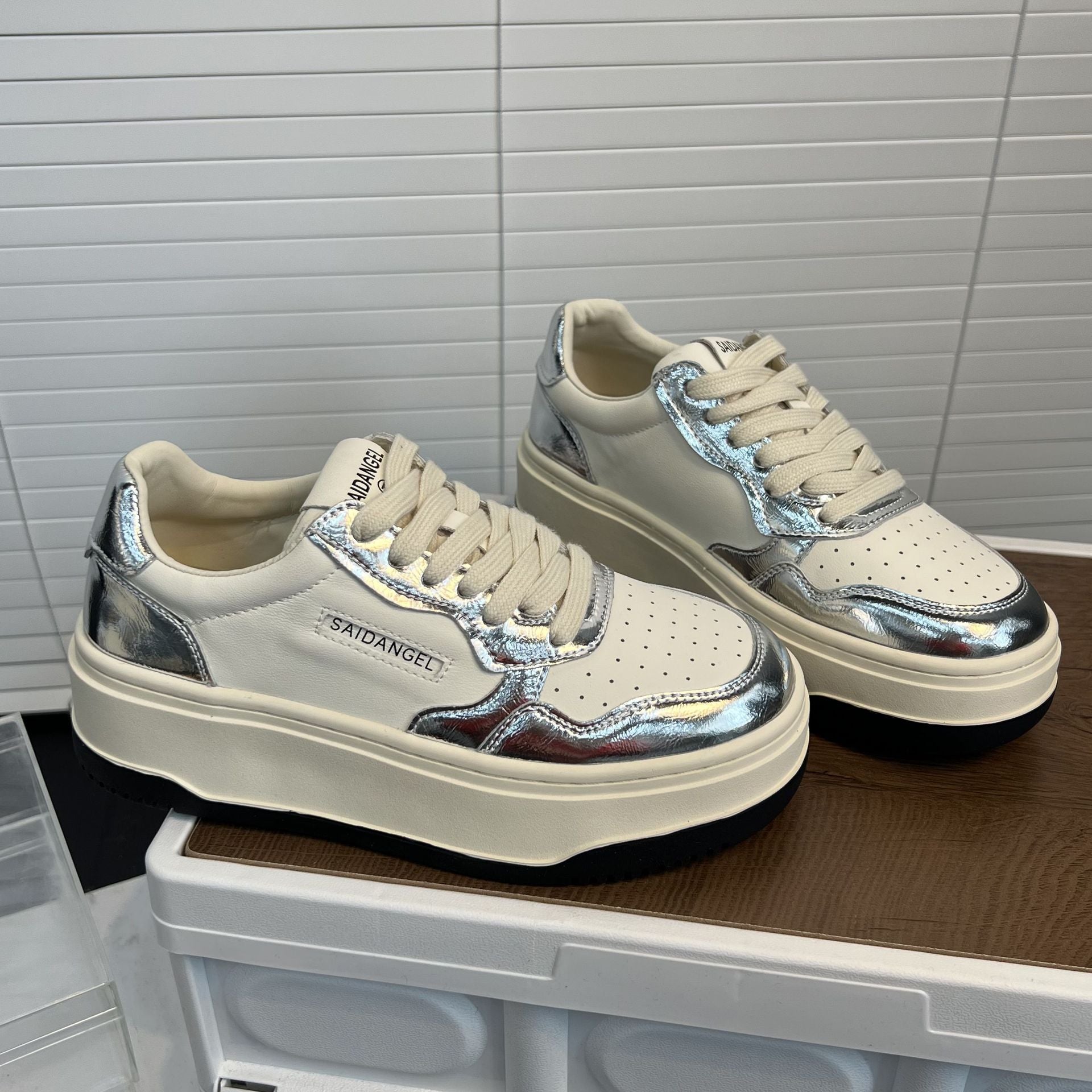 Damen Sneaker mit glänzendem Obermaterial und dämpfender Sohle R&B