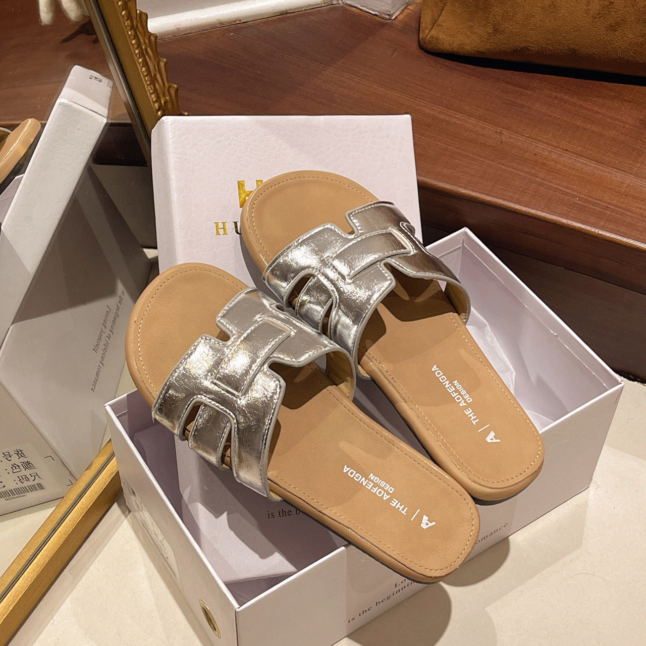 Damen Elegante Slide-Sandalen mit funkelndem Metallverschluss EB