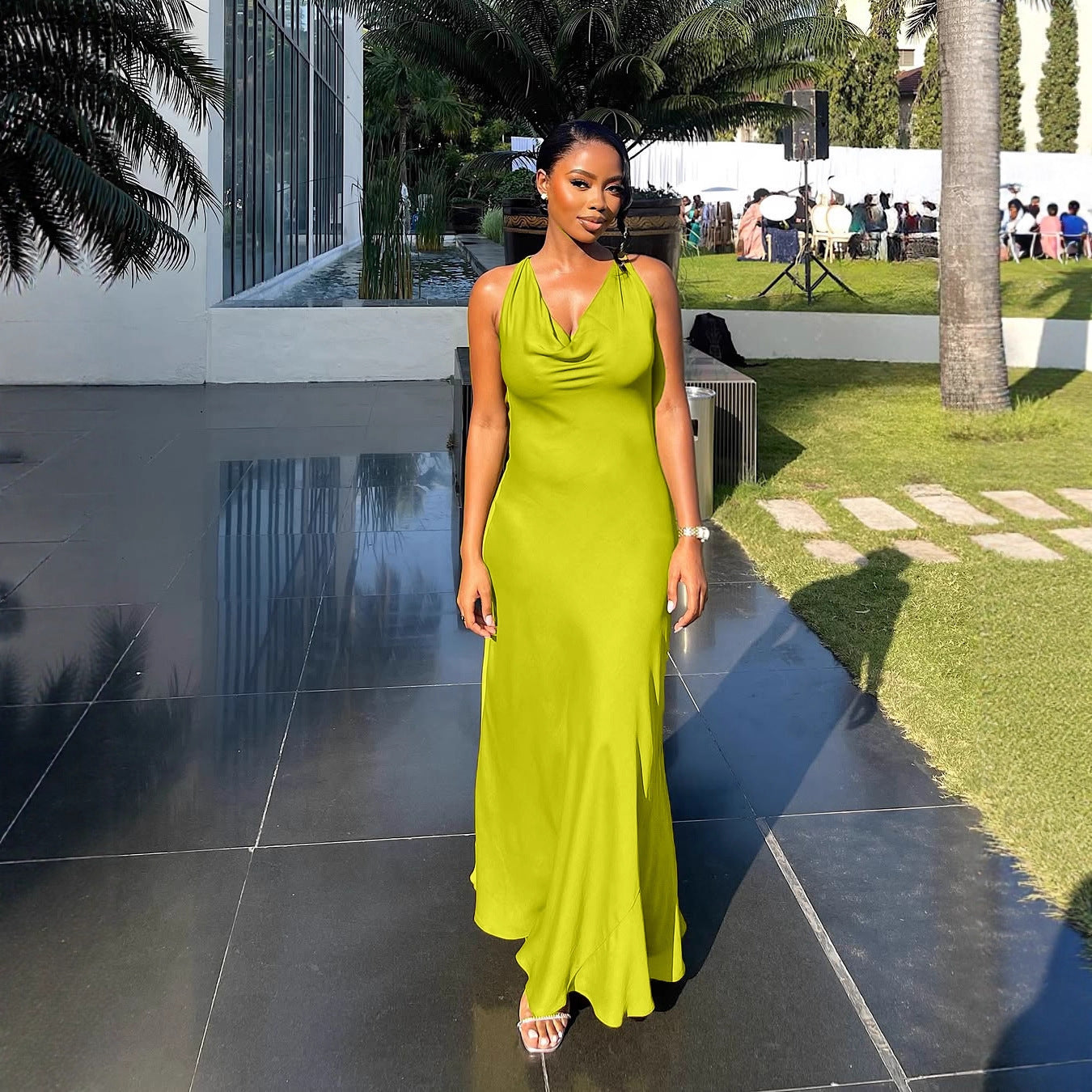 Damen Maxikleid mit tiefem Wasserfallausschnitt und figurumspielendem Schnitt R&B