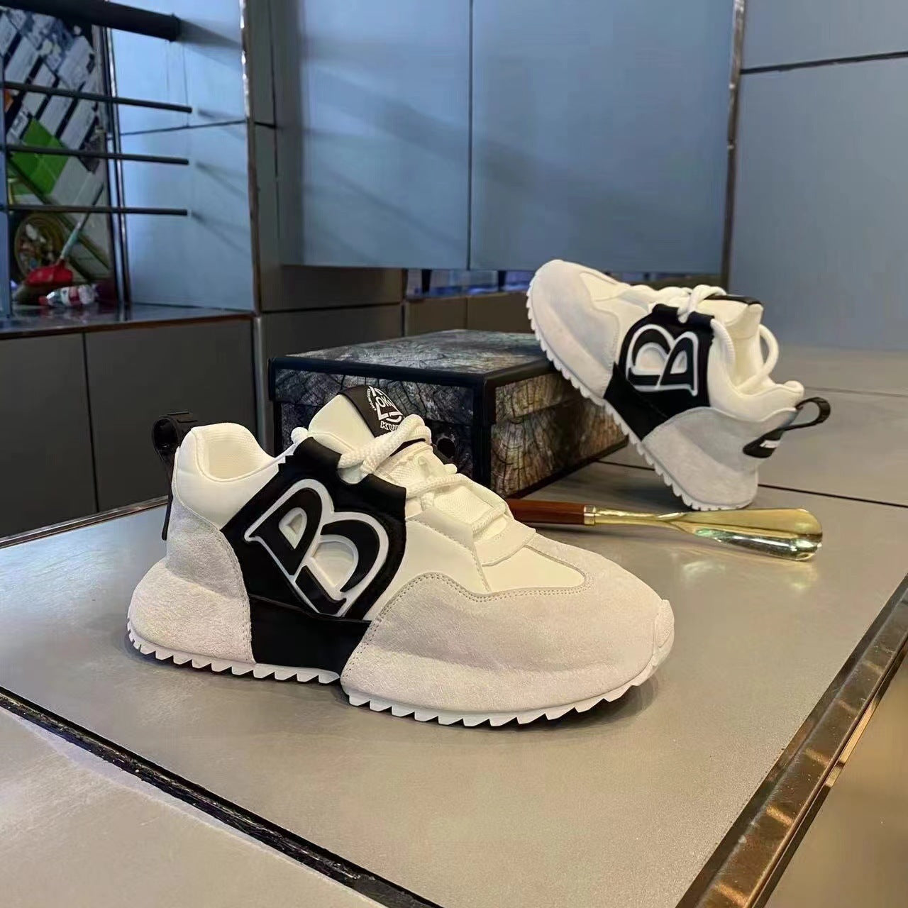 Damen Sportliche Sneaker mit griffiger Sohle und modernen Akzenten R&B