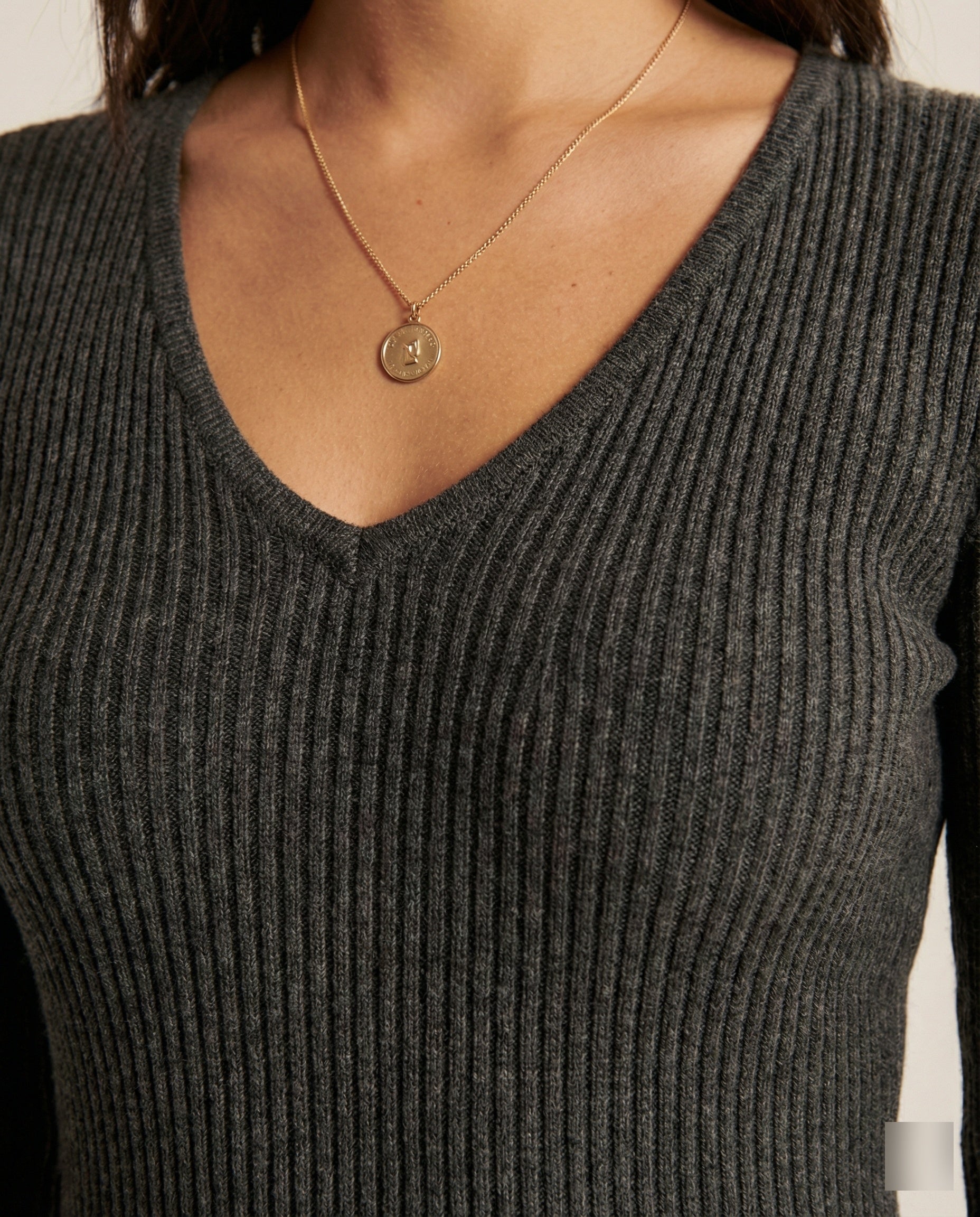 Damen figurbetontes Rippstrick-Kleid mit V-Ausschnitt und langen Ärmeln R&B