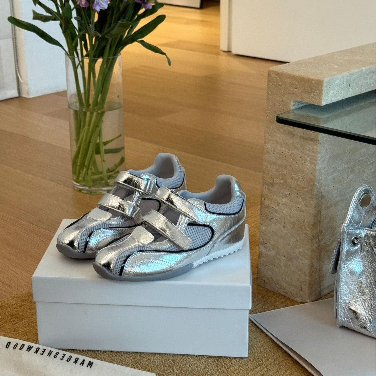 Damen Sportliche Klettverschluss-Sneaker mit atmungsaktiver Netzstruktur und glänzender Oberfläche