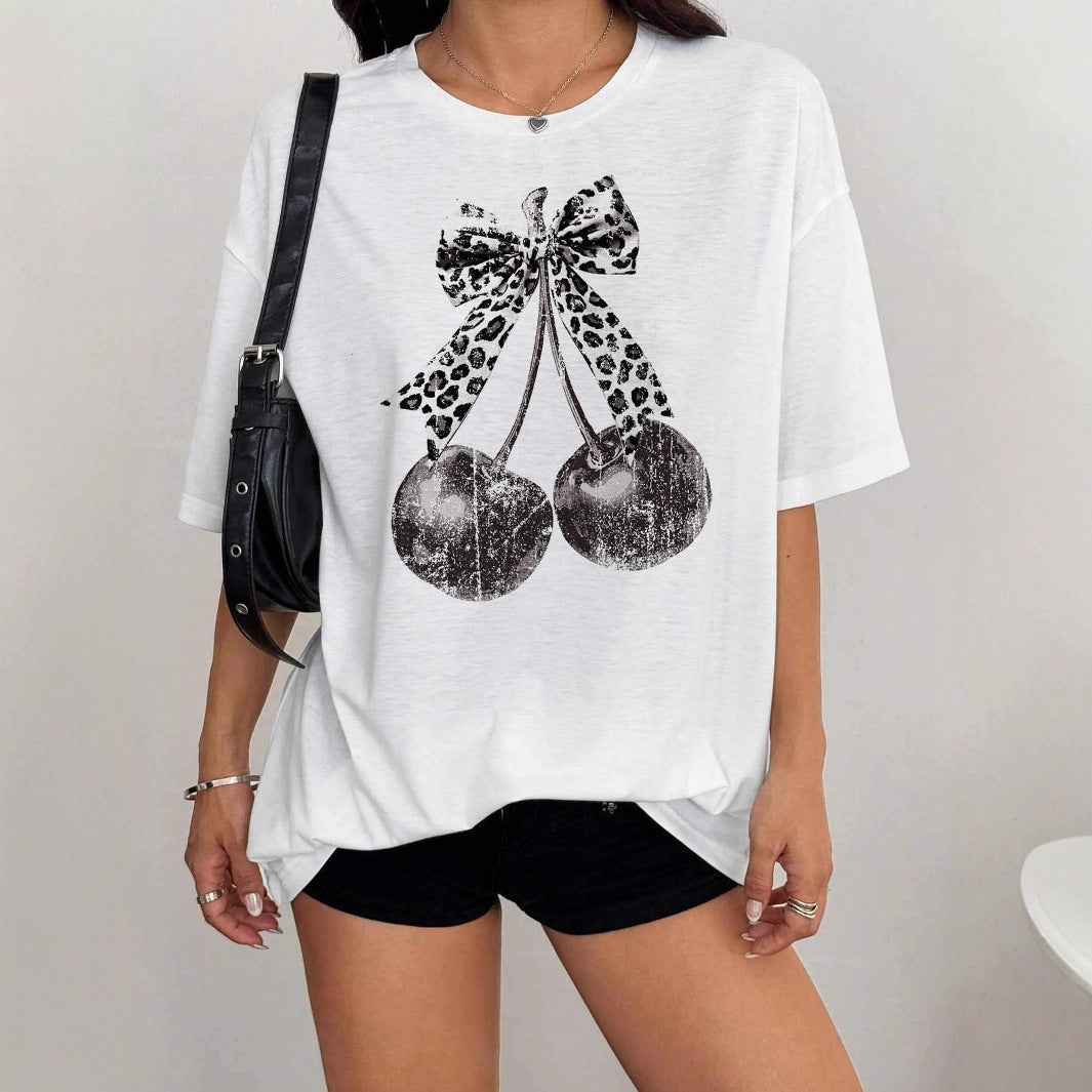 Damen T-Shirt mit kreativem Kirschmotiv und Leopardenband R&B