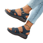 Damen Wedge-Sandaletten mit dekorativem Blumenelement und verstellbarem Riemendesign R&B