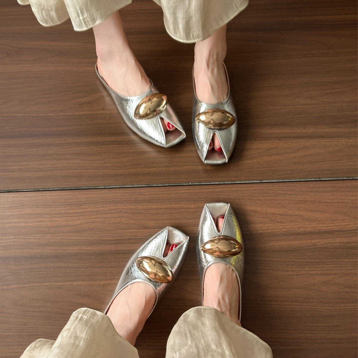 Damen Offene Mules mit schimmerndem Obermaterial und dekorativem Metall-Detail R&B