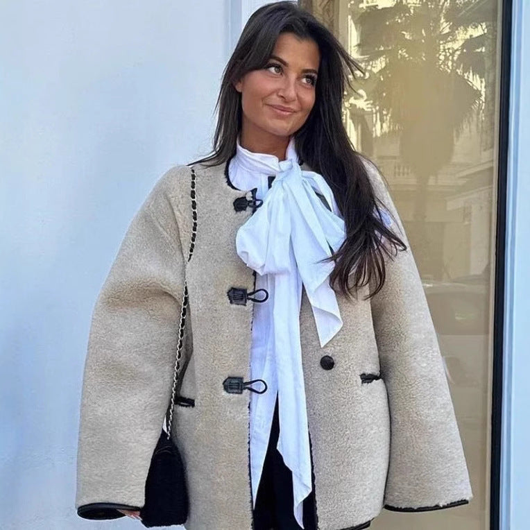 Damen Kuschelige Teddyjacke mit kontrastierenden Knopfdetails und Taschen R&B