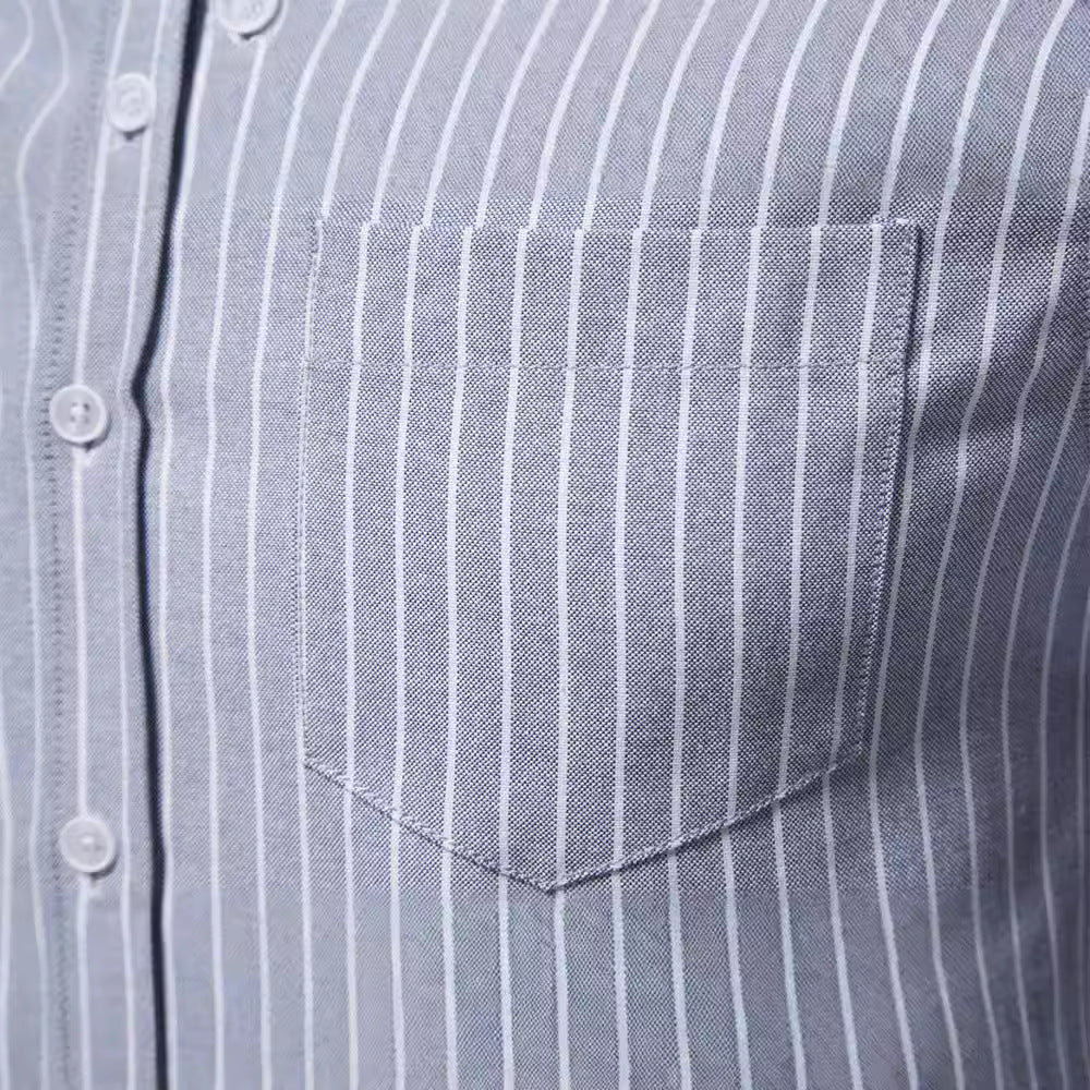 Herren gestreiftes Hemd im modischen Henley-Stil mit Brusttasche und rollbaren Ärmeln