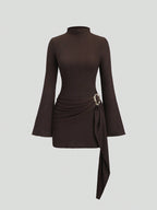 Damen nan figurbetontes Strick-Minikleid mit Stehkragen, Trompetenärmeln und seitlichem Drapé mit Zierring R&B