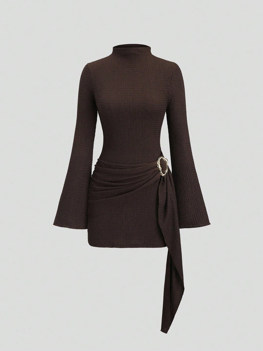 Damen nan figurbetontes Strick-Minikleid mit Stehkragen, Trompetenärmeln und seitlichem Drapé mit Zierring R&B