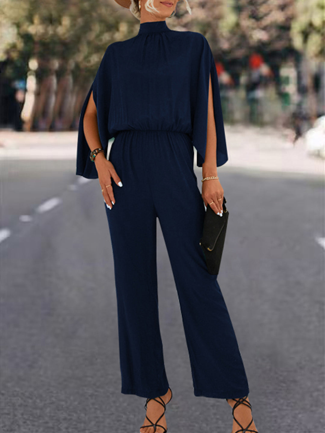 Damen Eleganter Jumpsuit mit fließendem Cape-Design und hochgeschlossenem Ausschnitt R&B