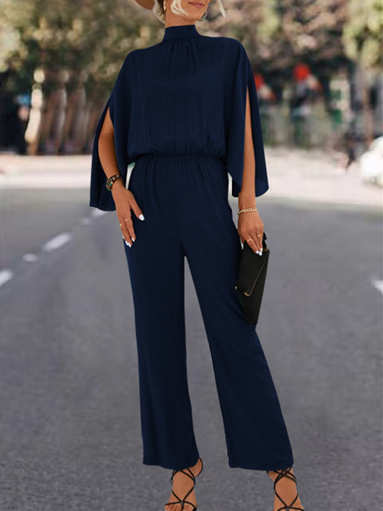 Damen Eleganter Jumpsuit mit fließendem Cape-Design und hochgeschlossenem Ausschnitt R&B