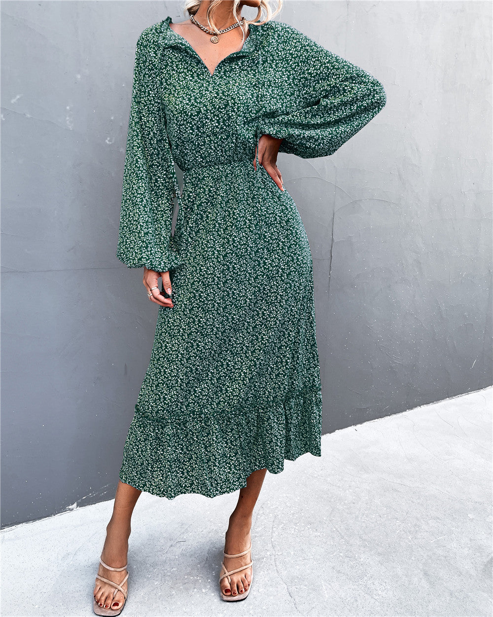 Damen Midikleid mit verspielt-floralem Design und weiten Ärmeln R&B