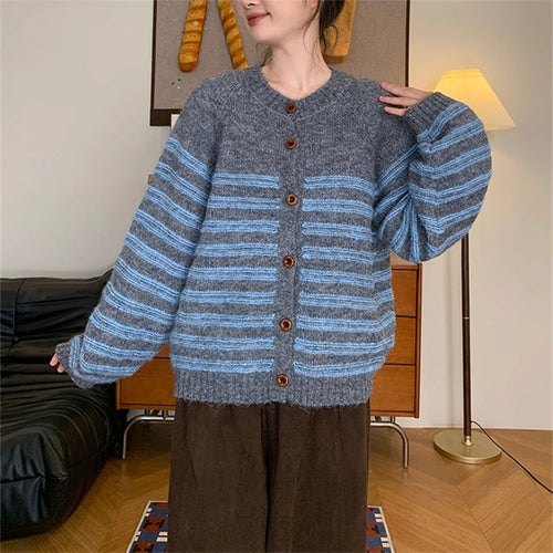 Damen Grobstrickjacke mit modernen Streifen und Knopfdetails R&B