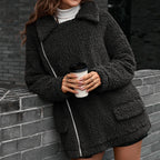 Damen kuschelige Teddyjacke mit asymmetrischem Revers und praktischen Taschen