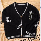 Damen nan gestrickte College-Cardigan mit Zopfmuster, V-Ausschnitt, kontraststreifen und gestickten Applikationen R&B