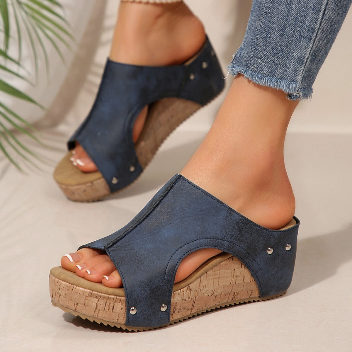 Damen Wedge-Pantoletten mit eleganter geschnitzter Korksohle und modischem Riemendesign