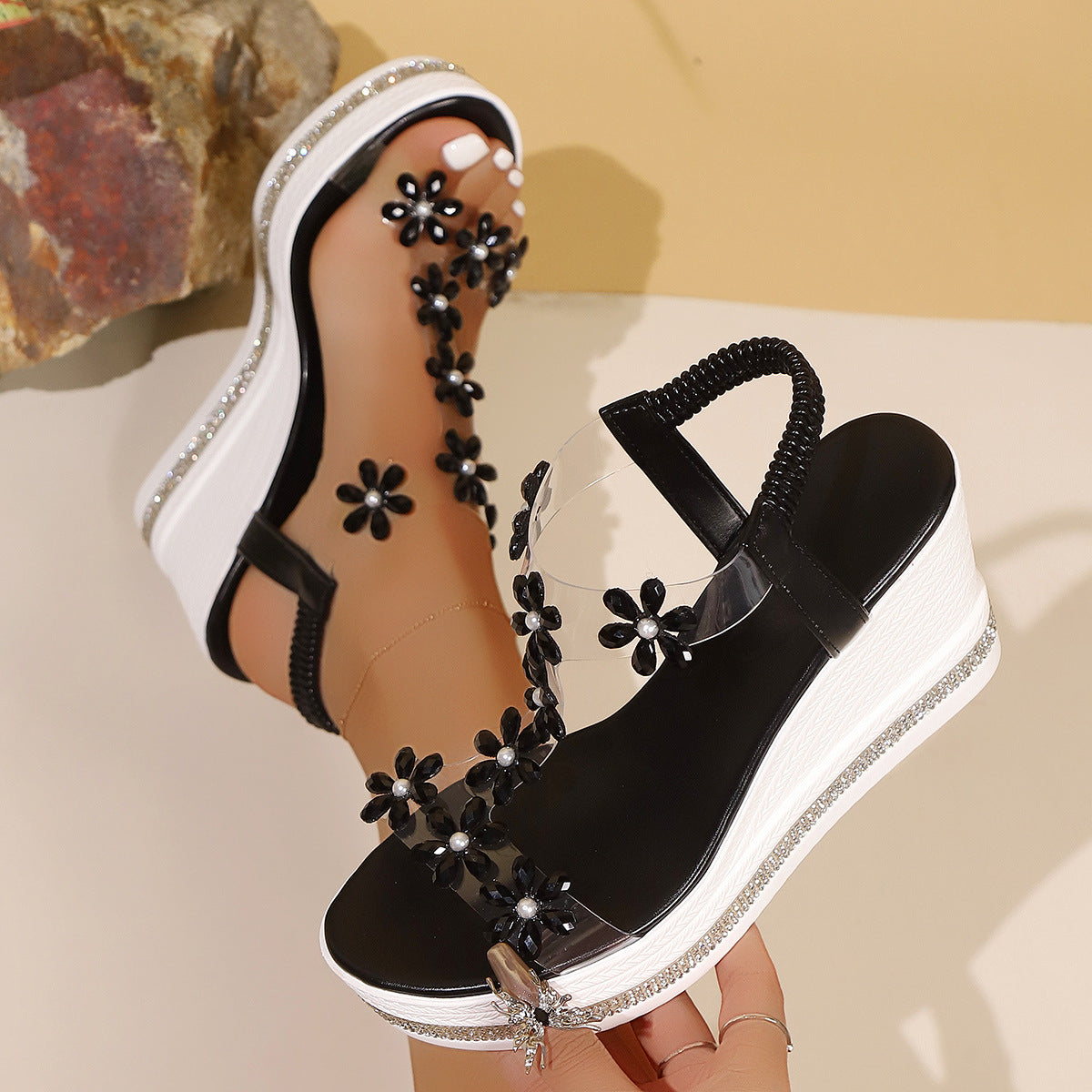 Damen Wedge-Sandaletten mit floralen Applikationen und ästhetischem Riemendesign R&B