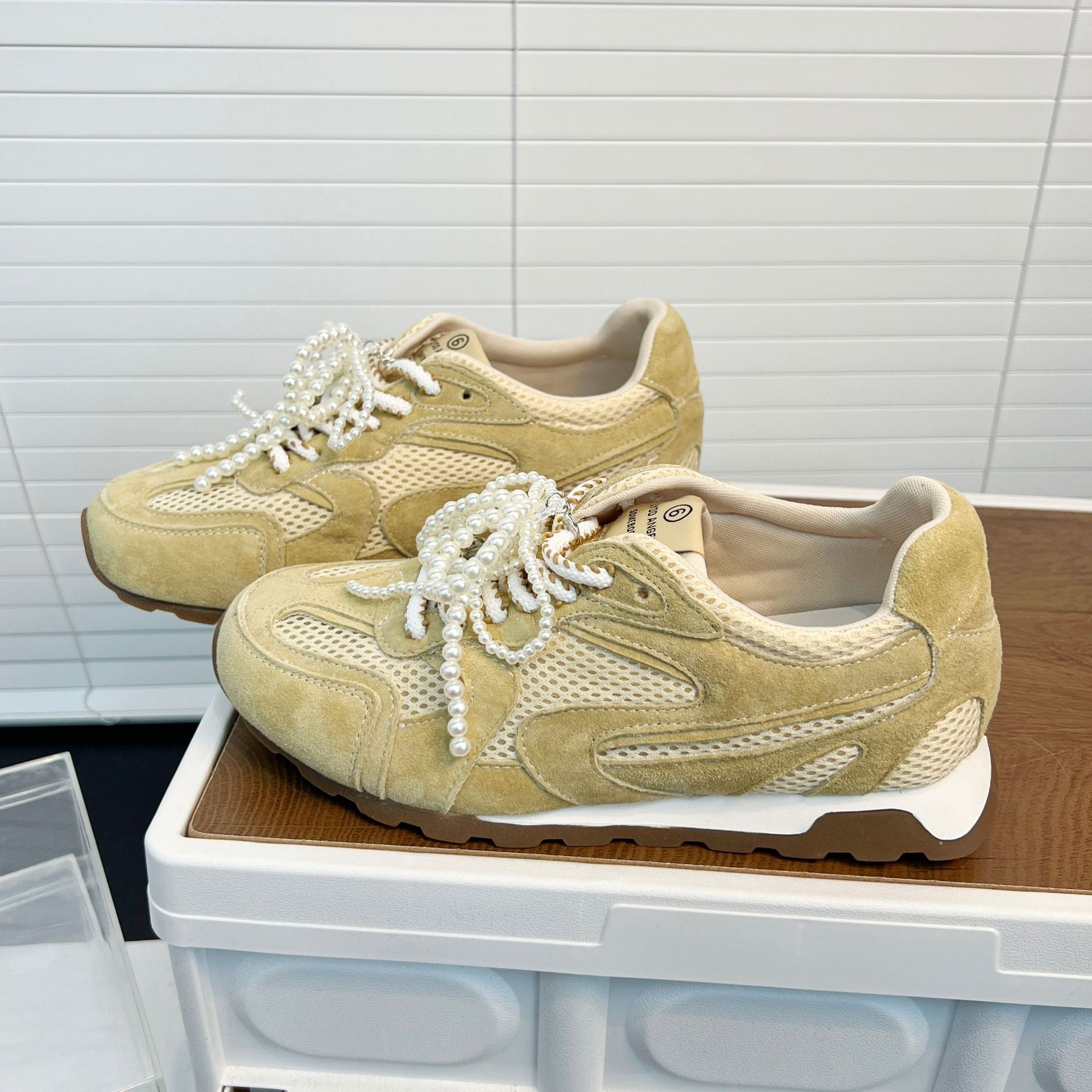 Damen Komfortable Sneakers mit innovativer Mesh-Oberfläche und dekorativen Perlenapplikationen R&B