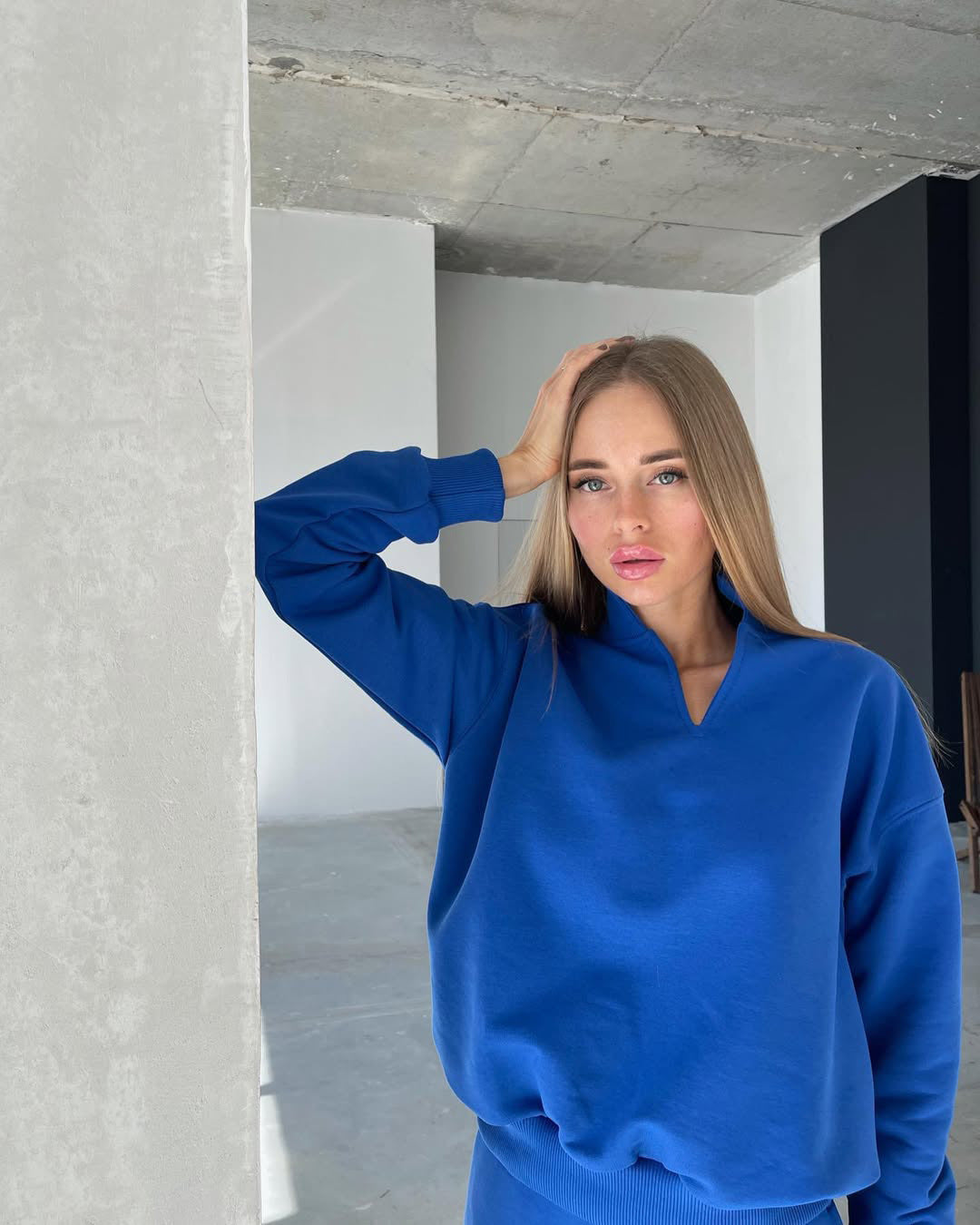 Damen modischer Sweatshirt mit V-Ausschnitt und optimierter Passform R&B
