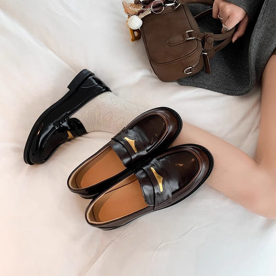 Damen stilvolle Mokassins mit glänzender Oberfläche und eleganter Zierschnalle R&B
