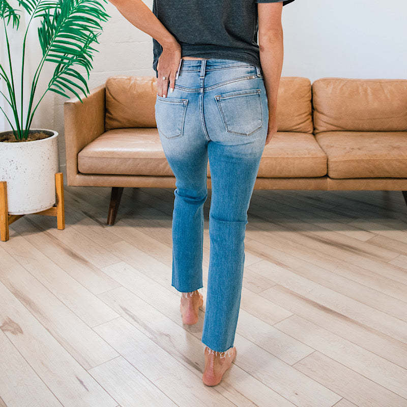 Damen High-Waist Jeanshose mit Knopf-Detail und modischem Fransenabschluss R&B