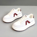 Damen sportive Sneaker mit dämpfendem Sohlenprofil und stylischem Dekorelement R&B