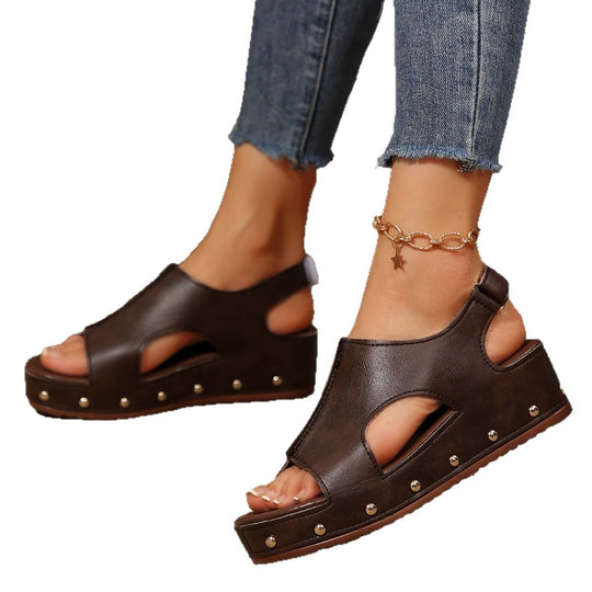 Damen Wedge-Pantoletten mit eleganten Cut-Outs und dekorativen Nieten R&B