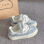 Damen modische Sneakers mit verspielten Details und texturiertem Obermaterial