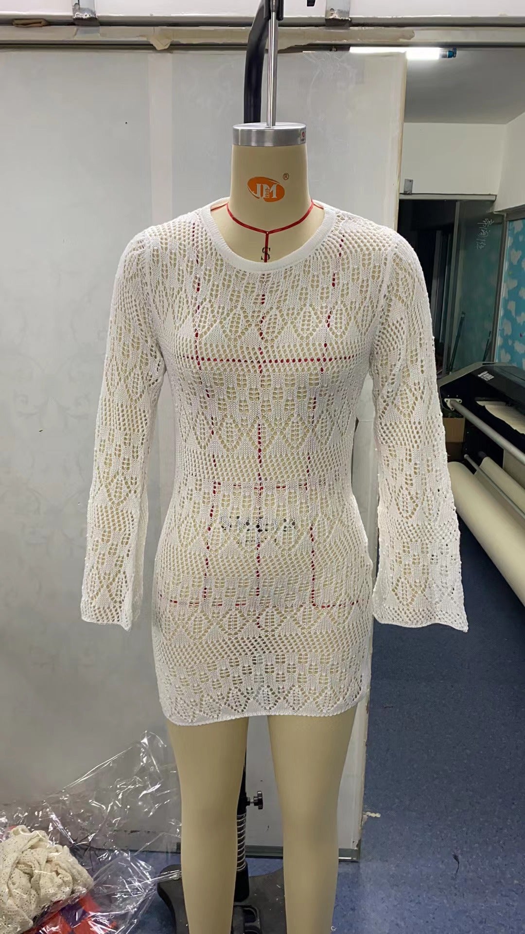 Damen Häkel-Minikleid mit kreativem Cut-Out-Design und langen Ärmeln R&B