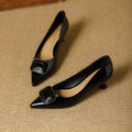 Damen elegante spitze Pumps mit modischem Schmuckdetail